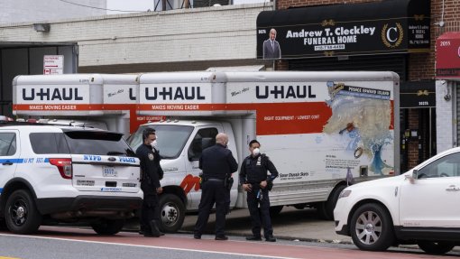 Covid-19: Cerca de 50 corpos encontrados em camiões frigoríficos numa funerária nos EUA