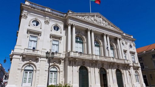 Covid-19: Câmara de Lisboa aprova aquisição e distribuição de computadores a alunos