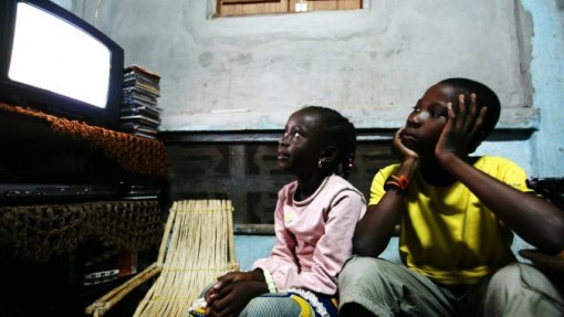 Covid-19: Pais e alunos angolanos juntos nas teleaulas para “atualizar conhecimentos”