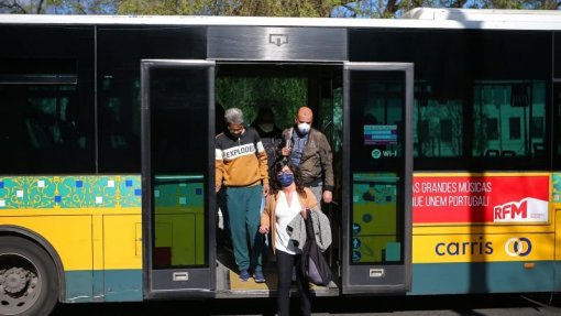 Covid-19: Autocarros circulam quase vazios no terminal do Colégio Militar em Lisboa