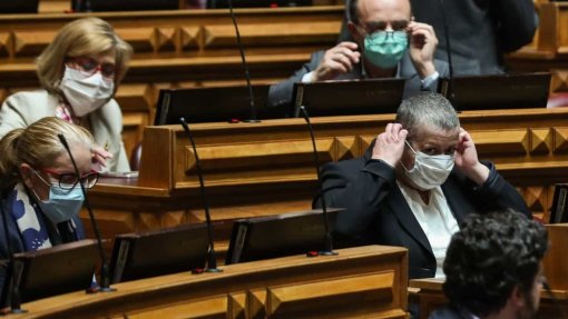 Covid-19: Ferro Rodrigues determina utilização obrigatória de máscara dentro da Assembleia da República