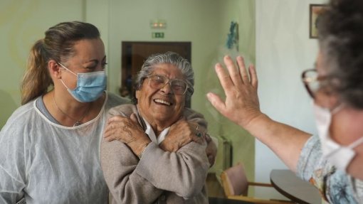 Covid-19: Visitas a lares de idosos retomadas dia 18 em número limitado e com marcação