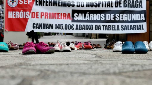 Covid-19: Três enfermeiros e 100 pares de sapatos &quot;manifestam-se&quot; pela valorização da carreira