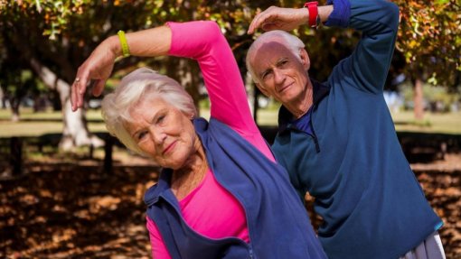 Covid-19: Lares devem realizar atividade físicas leves com idosos várias vezes ao dia