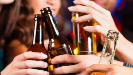 10% dos jovens entre os 13 e os 18 anos consumiu álcool, tabaco e drogas em 2019