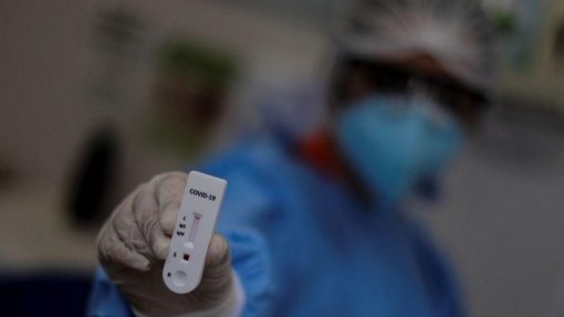 Covid-19: Testes indicam 10 vezes mais enfermeiros e assistentes infetados em Lisboa e no Porto