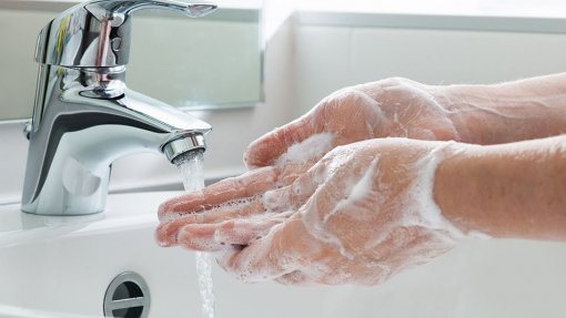Covid-19: Anéis retirados antes de lavar as mãos e lixívia diluída em água fria - DGS