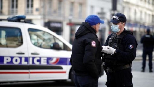 Covid-19: França regista mais 351 óbitos e total de mortes quase nos 27.500
