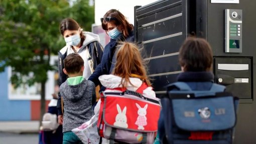 Covid-19: França encerra 70 das 40.000 escolas primárias já reabertas