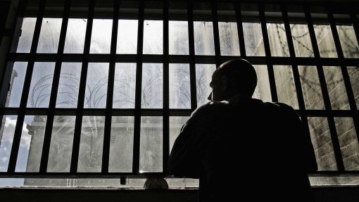 Covid-19: Dois reclusos infetados após saída precária transferidos para hospital prisional