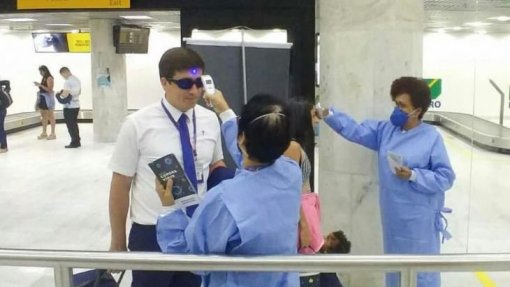 Covid-19: Ministra da Saúde descarta realização de testes nos aeroportos