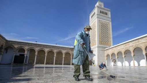 Covid-19: Tunísia anuncia reabertura de mesquitas, cafés, hotéis e restaurantes a 04 de junho
