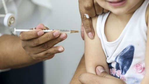Covid-19: Pandemia ameaça vacinação de dezenas de milhões contra sarampo e outras doenças