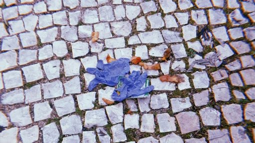 Covid-19: Roma vai multar pessoas que atirem máscaras ou luvas para o chão