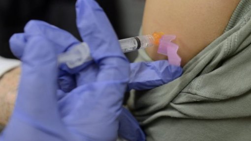 Quebra na vacinação durante pandemia deve-se sobretudo a adultos e adolescentes