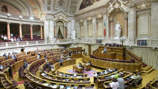 Deputados pedem mais do que palmas e “Champions” para os enfermeiros