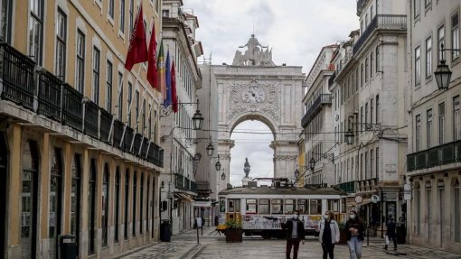 Covid-19: Crime de desobediência para quem desrespeitar confinamento na Grande Lisboa - Governo