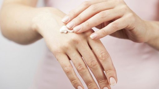 Covid-19: Dermatologistas alertam que é preciso hidratar as mãos depois de desinfetar
