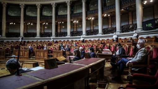 OE2020: Parlamento aprova por unanimidade prémio aos profissionais do SNS
