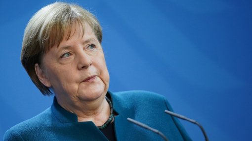 Covid-19: Merkel insiste que máscara é “irrenunciável” para combater a pandemia