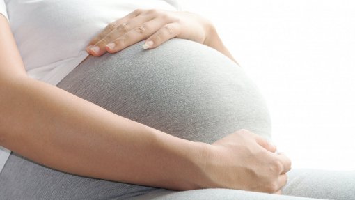 Covid-19: Mães infetadas podem transmitir doença aos filhos no útero - estudo