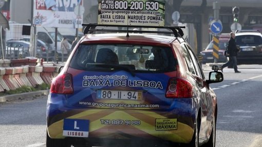 Covid-19: Distância de dois metros e carros até três pessoas entre novas regras para ensino de condução
