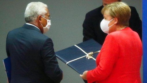 UE/Cimeira: António Costa oferece máscaras portuguesas aos homólogos europeus