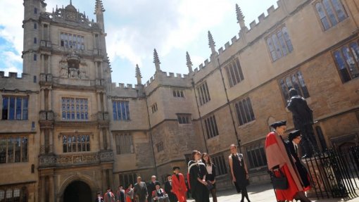 Covid-19: Universidade de Oxford confirma que testes de vacina mostraram resposta imunitária
