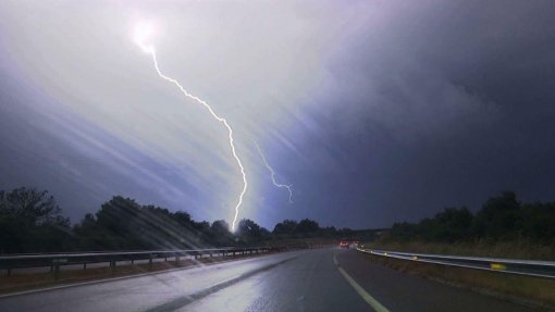 Portugal continental sob aviso amarelo devido ao calor e 12 distritos devido à trovoada
