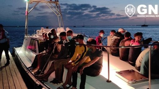 Migrantes intercetados no Algarve deverão ainda hoje ser entregues ao SEF - GNR