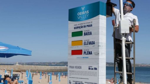 Painel digital em praia de Oeiras revela incidência solar e risco de incêndio