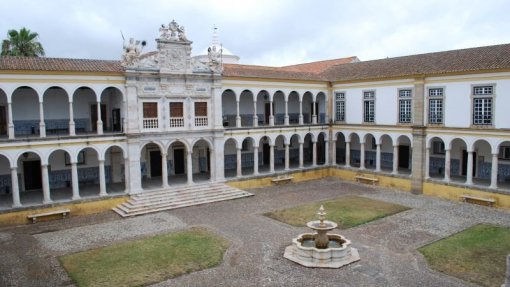 Covid-19: Universidade de Évora estuda sintomas relacionados com a alimentação