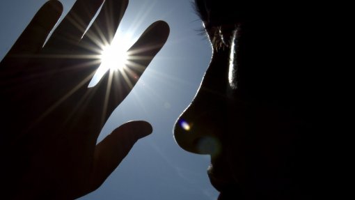 Calor mantém oito distritos sob aviso amarelo