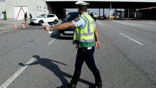 De carro, autocarro ou avião, portugueses em França hesitam em viajar para Portugal