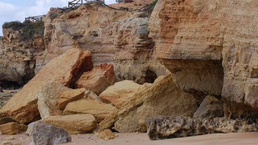 Albufeira alerta banhistas para riscos da pandemia e de queda das arribas