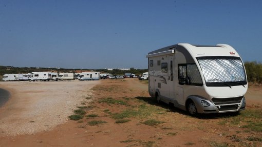 Covid-19: Autocaravanas podem estacionar junto a praias durante o dia em &quot;locais designados&quot;