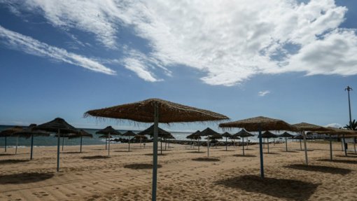 Covid-19: Mais de nove milhões de pessoas já estiveram nas praias este ano - ministro Ambiente