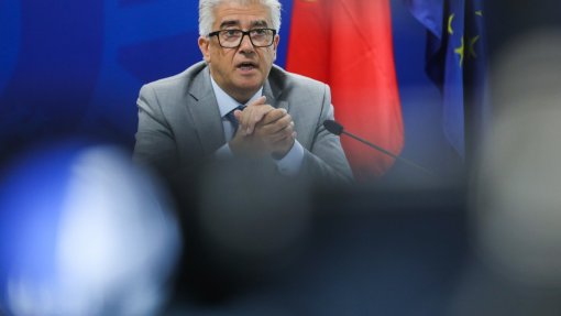 Covid-19: Governo assegura que diminuição de novos casos não decorre de menos testes