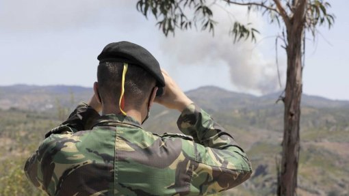 Incêndios: Mais de 300 militares no terreno entre hoje e quarta-feira