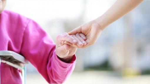 Covid-19: Dois em três cuidadores de pessoas com paralisia cerebral temeu perder rendimento