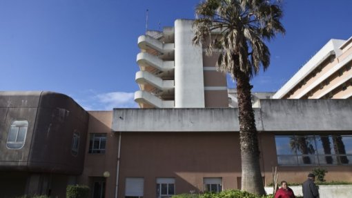 Hospital Garcia de Orta realiza tratamento inovador que corrige “vista cansada”