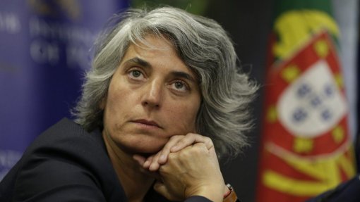 Agentes culturais concentraram-se em Lisboa para “brinde à ignorância da ministra”