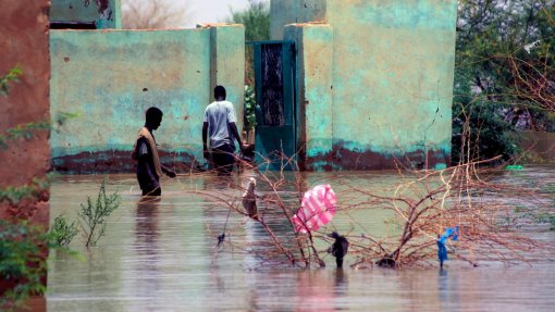 Cerca de 125.000 refugiados e deslocados afetados por inundações no Sudão - ONU