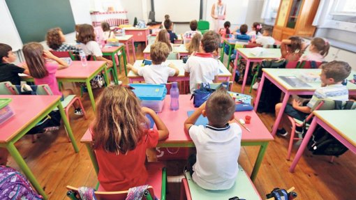 Covid-19: França encerra 22 escolas quatro dias depois do início das aulas