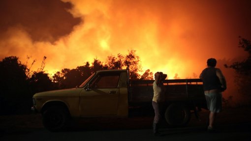 Incêndio em Oliveira de Frades alastra a concelho vizinho, 700 operacionais no terreno