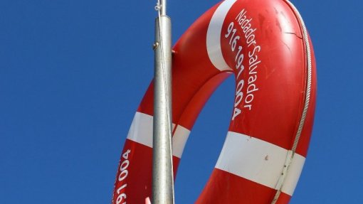 Correntes fortes obrigam a hastear bandeira vermelha em Cabanas de Tavira