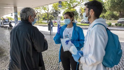 Covid-19: Mais de 90% dos portugueses dizem usar sempre máscara quando saem de casa