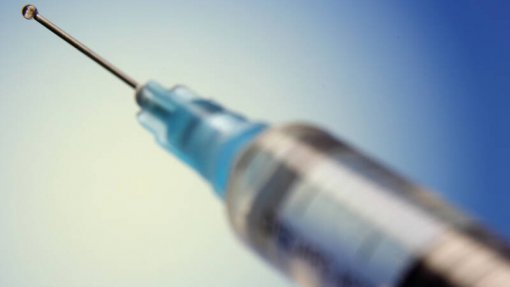 Covid-19: Costa considera “má notícia” suspensão de testes de possível vacina