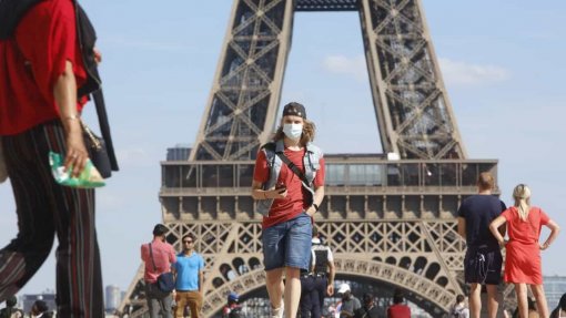 Covid-19: Isolamento obrigatório passa a sete dias em França