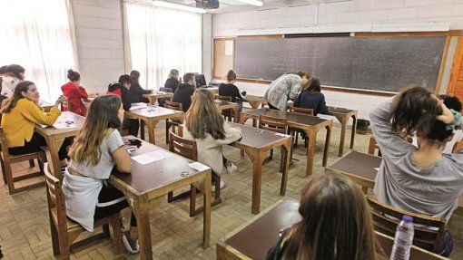 Covid-19: Diretores escolares pedem reforço de assistentes operacionais